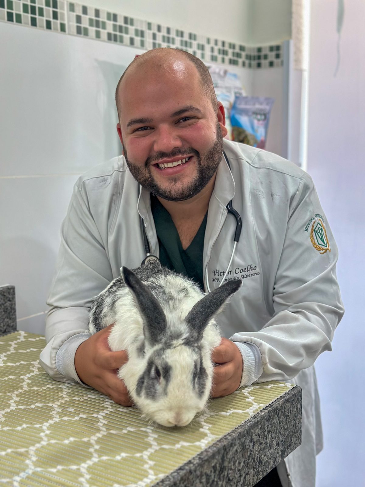 Veterinário da Vetconfort atendendo um coelho durante a consulta